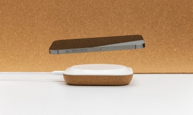 Logotrade Firmengeschenke das Foto: Oregon Wireless-Charger aus RCS recyc. Kunststoff & Kork