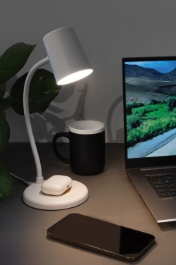 Logotrade Werbeartikel das Foto: Zenara 15W Schreibtischlampe aus RCS rec. Plastik & Kork