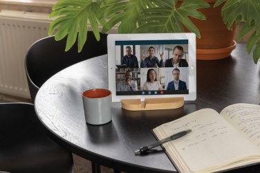 Logo trade reklaamkingitused foto: Bambusest tahvelarvuti ja telefonihoidik