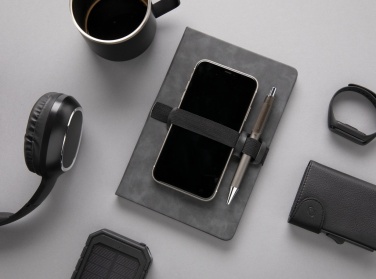 Logo trade ärikingituse pilt: Deluxe kõvakaaneline PU-märkmik A5 telefoni ja pliiatsihoidjaga