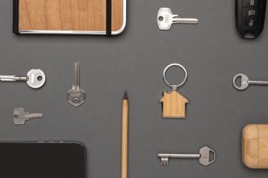 Logotrade liikelahjat mainoslahjat tuotekuva: Bambu talo-avaimenperä RCS kierrätetystä sinkkiseoksesta