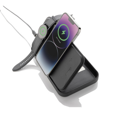 Logo trade liikelahjat tuotekuva: Swiss Peak RCS -matkalaukku, jossa on 3 in 1 -laturi