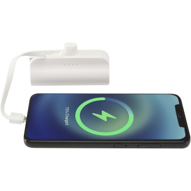 Logo trade mainoslahjat tuotekuva: Alnair 5 000 mAh:n ja 10 W:n kierrätetystä muovista valmistettu Type-C-varavirtalähde, jossa sisäänrakennettu jalusta ja 2-in-1-kaapeli