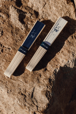 Logo trade mainoslahjat ja liikelahjat kuva: VINGA Out of Office -käsiviuhka