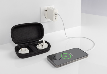 Logotrade verslo dovanos nuotrauka: TravelCharge Pro RCS rplastikinis kelioninis įkroviklis su USB C