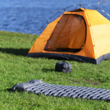 Logotrade ziemassvētku dāvanas foto: Piepūšamais paklājiņš SAJAMA Schwarzwolf