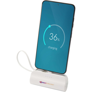 Logotrade korporatīvās dāvanas foto: Alnair 5000 mAh 10W pārstrādātas plastmasas C tipa pārnēsājamais akumulators ar iebūvētu atlokāmu statīvu un 2-in-1 kabeli