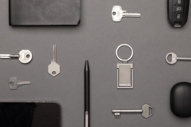 Логотрейд pекламные подарки картинка: Подставка для телефона из переработанного цинкового сплава RSC, брелок