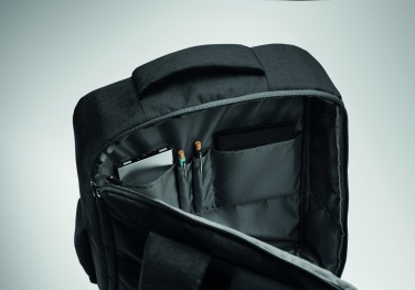 Logotrade presentreklam bild: En säker 15-tums laptopryggsäck tillverkad av 300D RPET med 210D RPET-foder och anpassningsbar tryckning.