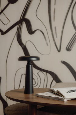 Logotrade profilprodukter bild: VINGA Avery RCS bordslampa