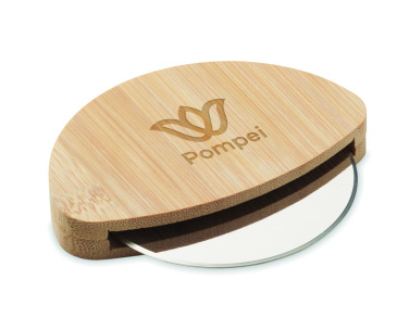 Logotrade profilprodukter bild: Rund pizzaskärare av bambu