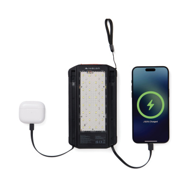 Logotrade reklamprodukter bild: Nordic Drift Titan 10.000 mAh solcells-powerbank med 3 panel